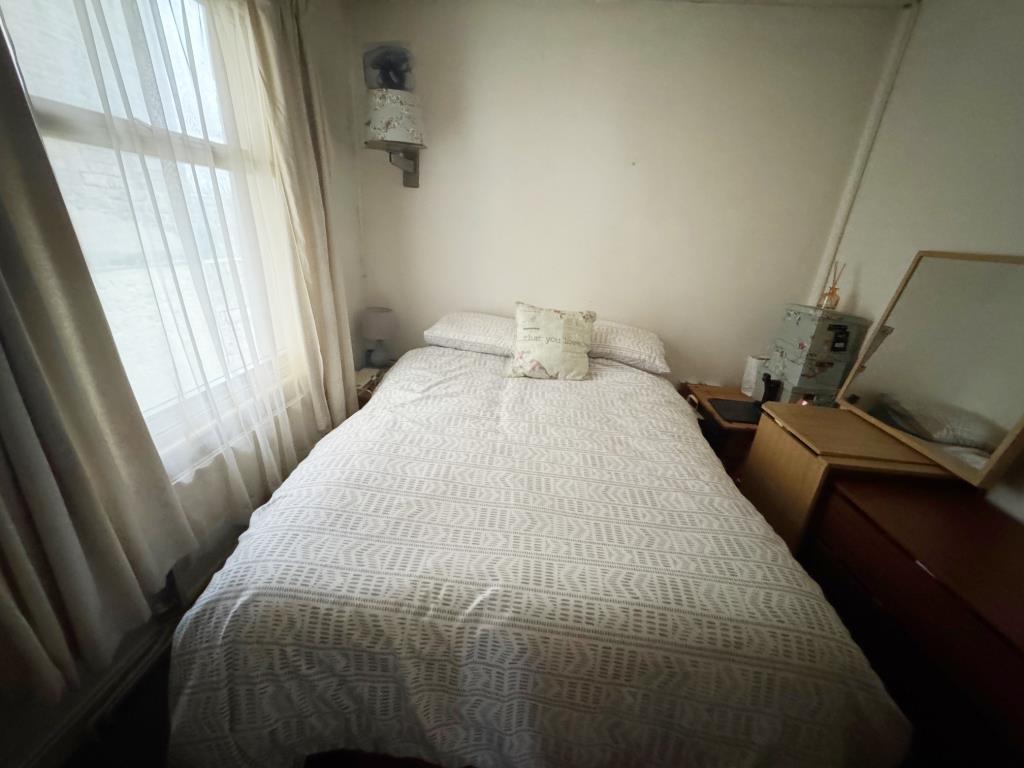 Lot: 62 - HAIRDRESSERS WITH TWO-BEDROOM FLAT AND GARAGE - Bedroom 1